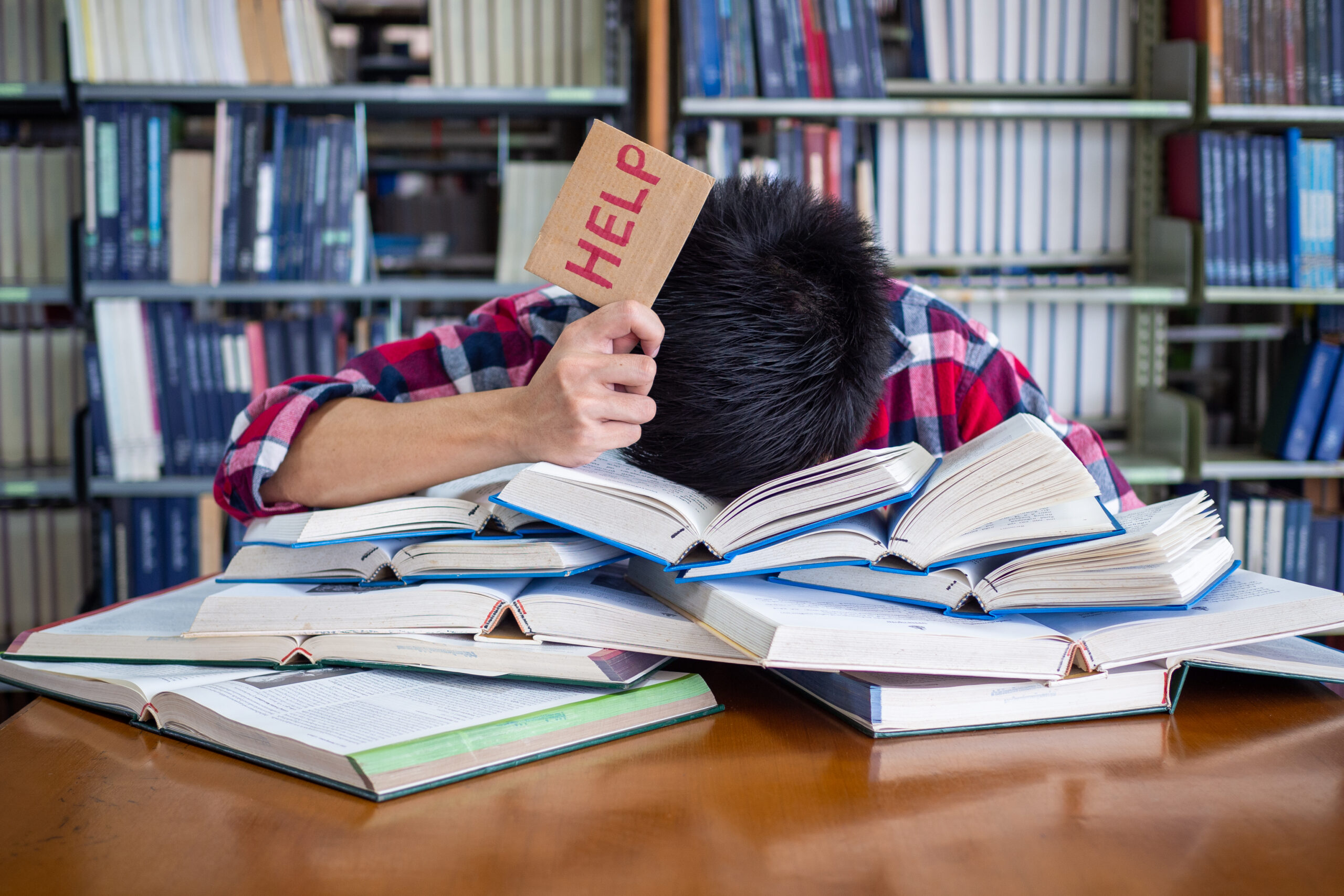 Обучение и стресс. Уставший студент. Студент готовится к экзамену. Усталость от учебы. Стресс у студентов.